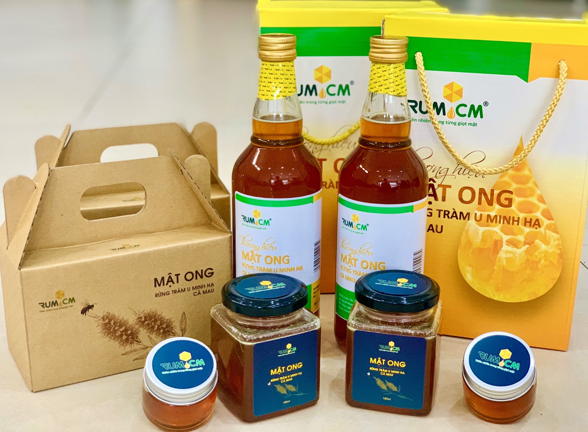 Mật ong nguyên chất từ rừng U Minh, ngọt ngào và tinh khiết, mang đến sự dịu dàng cho mọi món ăn